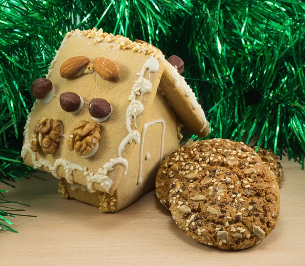 Casa de pan de jengibre y galletas de avena en el tablero — Foto de Stock