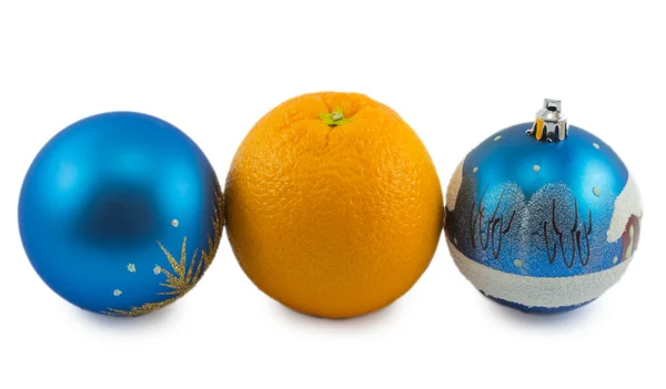 Laranja e bolas de Natal isolado em um fundo branco — Fotografia de Stock