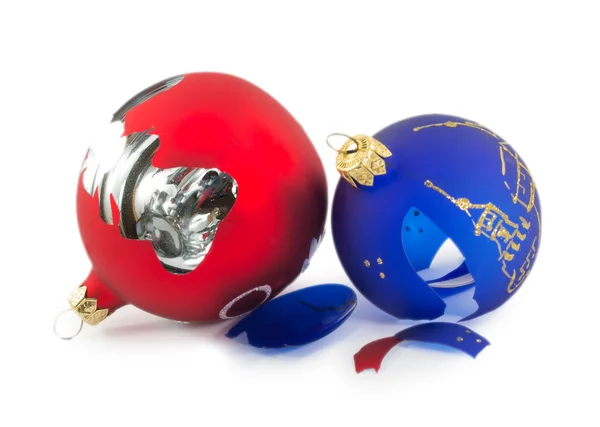 Twee gebroken kerstballen geïsoleerd op een witte achtergrond — Stockfoto