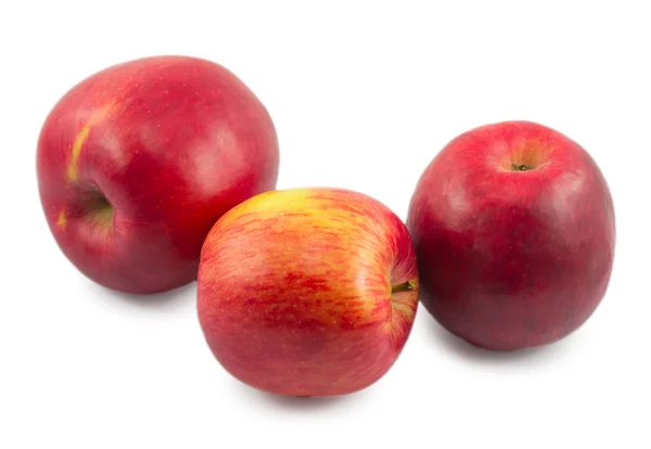 Tres manzanas rojas aisladas sobre fondo blanco —  Fotos de Stock