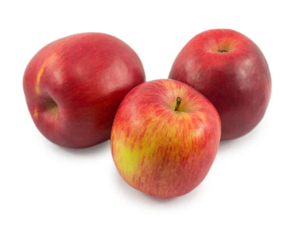 Tres manzanas rojas aisladas sobre fondo blanco — Foto de Stock