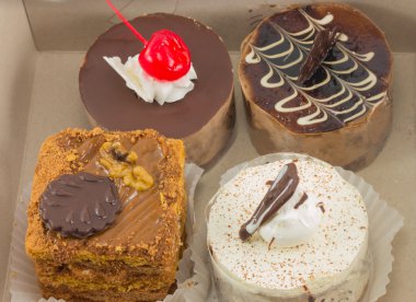 Beyaz arka plan üzerinde izole pasta kutusu