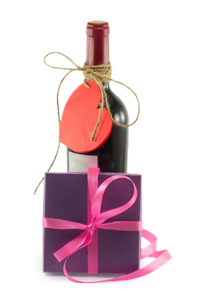 Bottiglia di vino e una valentina isolata su fondo bianco — Foto Stock