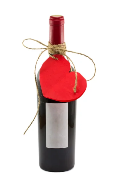 Botella de vino y un San Valentín aislado sobre fondo blanco — Foto de Stock