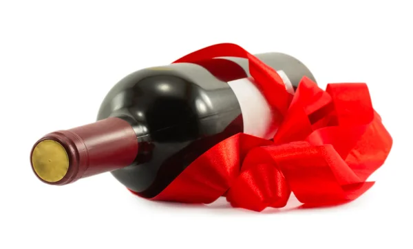 Fles wijn met rood lint geïsoleerd op witte achtergrond — Stockfoto