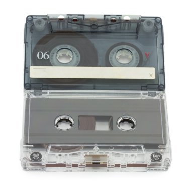 Beyaz arka plan üzerinde izole müzik kasetleri