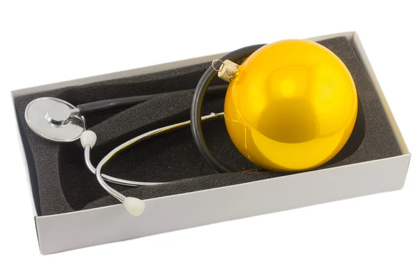 Fonendoscópio e bola de Natal na caixa isolada no backgr branco — Fotografia de Stock