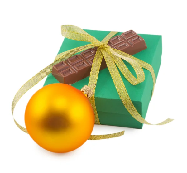 Caja de chocolate y bola de Navidad aislados sobre un fondo blanco —  Fotos de Stock