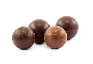 Beyaz arkaplanda izole edilmiş çikolata