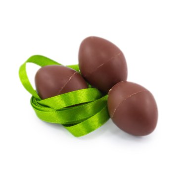 Beyaz arka planda izole edilmiş çikolata yumurtaları