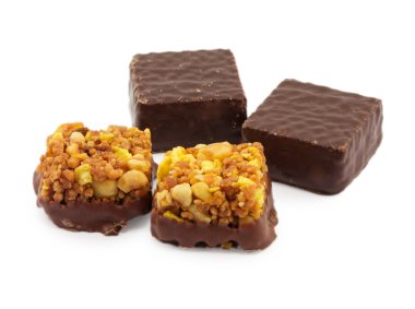 Beyaz arka planda izole edilmiş fındıklı şeker