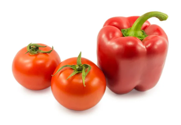 Rote Paprika und Tomaten isoliert auf weißem Hintergrund — Stockfoto