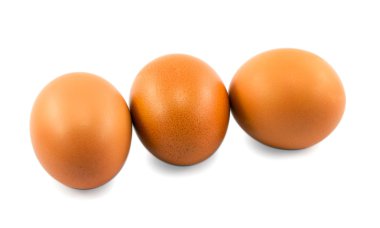 Beyaz arkaplanda üç yumurta izole edilmiş