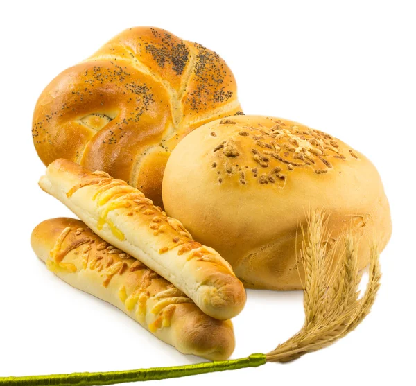 Pan con un manojo de espigas de trigo aisladas sobre fondo blanco — Foto de Stock