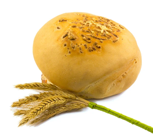 Pan con espigas de trigo aisladas sobre fondo blanco — Foto de Stock
