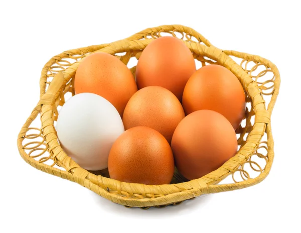 Eieren in een mand geïsoleerd op een witte achtergrond — Stockfoto