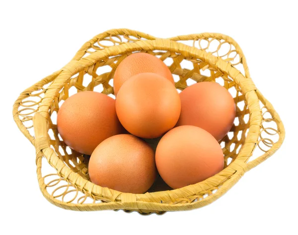 Huevos en una cesta aislados sobre un fondo blanco —  Fotos de Stock