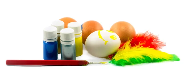 Färg, fjädrar och pensla med ägg smiley isolerad på vita bac — Stockfoto