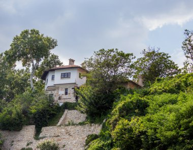 Beyaz Saray tepe üzerinde kiremit kapaklı