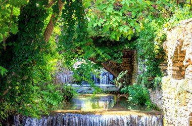 Taş kemer ve bahçe şelale