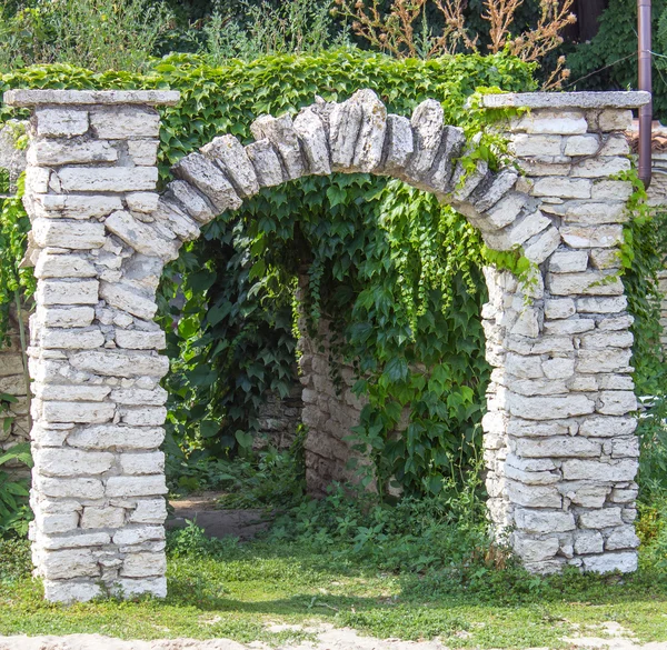 Viejo arco de piedra en la valla —  Fotos de Stock