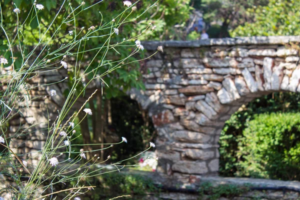 Viejo arco de piedra en la valla — Foto de Stock