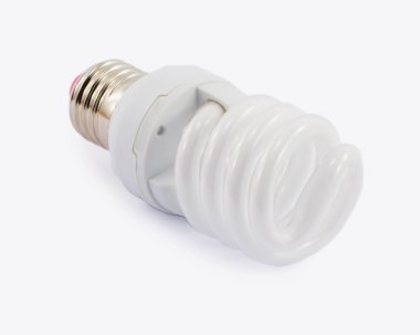 Beyaz bir arka plan üzerinde izole ekonomik ampul