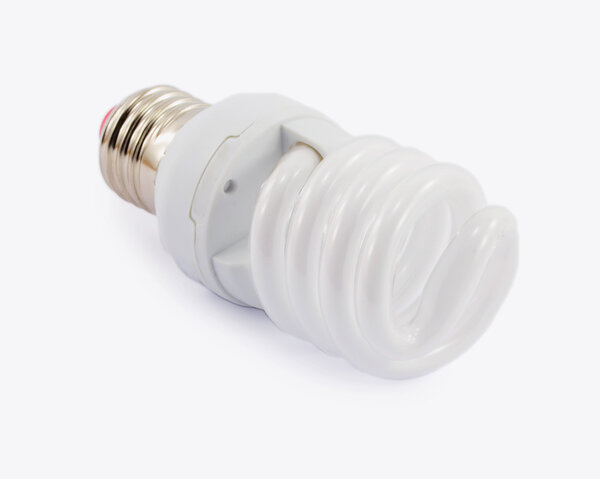 экономическая лампочка изолированы на белом фоне
