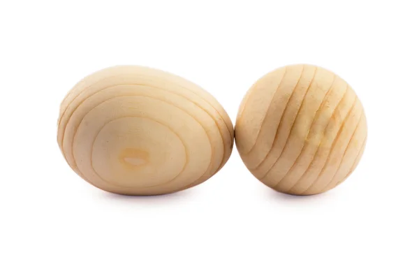 Dos huevos de madera aislados sobre fondo blanco — Foto de Stock