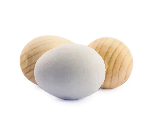 Tres huevos de madera aislados sobre fondo blanco — Foto de Stock