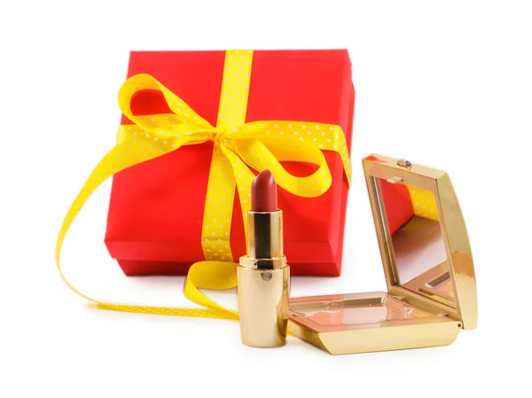 Lápiz labial dorado, polvo y regalo aislado sobre fondo blanco — Foto de Stock