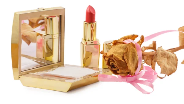Goldener Lippenstift, Puder und getrocknete Rose isoliert auf weißem Hintergrund — Stockfoto