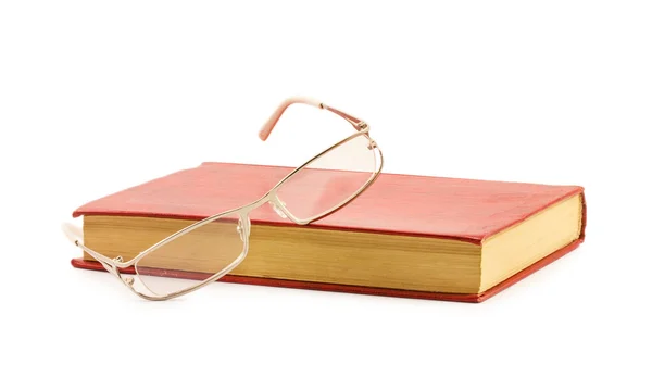 Gafas y libro rojo aislados sobre fondo blanco — Foto de Stock