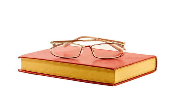 Gafas y libro rojo aislados sobre fondo blanco —  Fotos de Stock