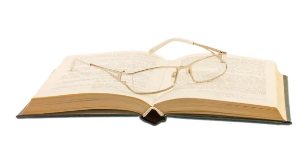 Kitap ve beyaz arka plan üzerinde izole gözlük — Stok fotoğraf