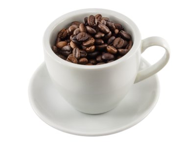 Beyaz arka planda izole kahve çekirdekleri