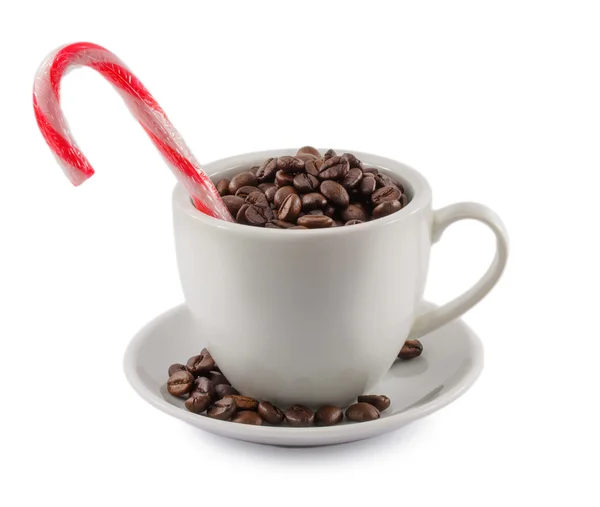 Tasse mit Kaffeebohnen und Zuckerstangen isoliert auf weißem Hintergrund Stockbild