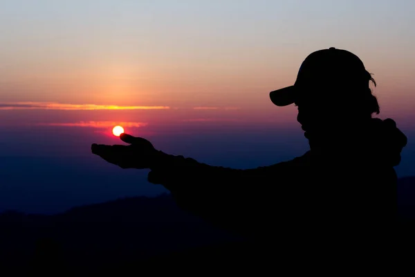 Männersilhouette Wer Macht Hand Nach Der Sonne — Stockfoto
