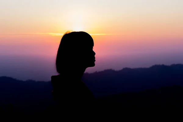 Siluet Seorang Wanita Berdiri Pandangan Selama Matahari Terbenam — Stok Foto