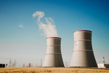 Ostrovets, Grodno bölgesi, Belarus - 21 Temmuz 2021: Mavi gökyüzüne karşı nükleer santral. Nükleer enerji kavramı.