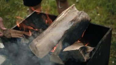 Izgarada ateş yanıyor. Ağır çekim. Izgarada Yanan Orman. Hafta sonları kamp yapmak. Izgarada Kömür Pişirmeye Hazırlık. Canlı ateş alevinin güzel hareketi. Arka plan bulanık. 4k