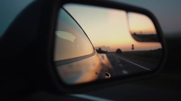Reflektion av solnedgången i bilspegeln — Stockvideo