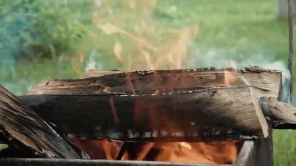火在烤架上燃烧。在烤架上烧木柴。在周末露营。准备烤炉上烹调用的煤.明亮的火光的美丽运动.模糊的背景。4k — 图库视频影像