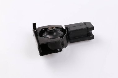 Otomobil için motor lastiği montajı beyaz arkaplanda izole edildi