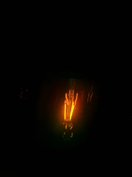Lâmpada Incandescente Escuro — Fotografia de Stock