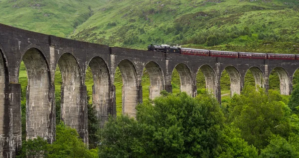 Cruzando Glenfinnan Viaduto — Fotografia de Stock