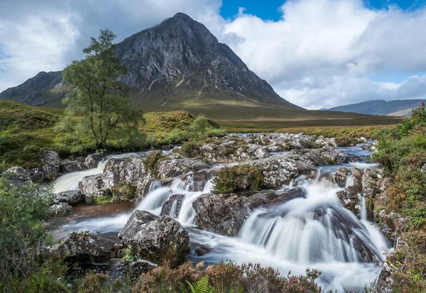 Buachaille Etive Mor e as cachoeiras — Fotografia de Stock