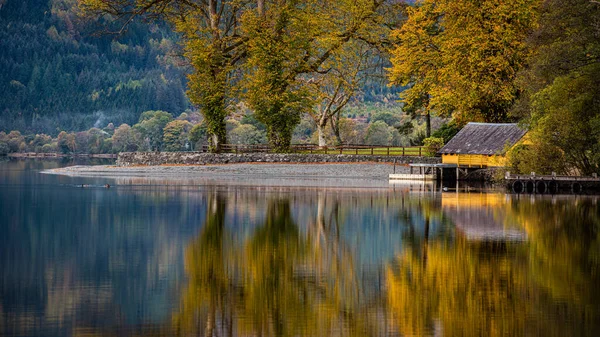 Ein Kleines Gelbes Bootshaus Nationalpark Trossachs Spiegelt Sich Ruhigen Wasser — Stockfoto