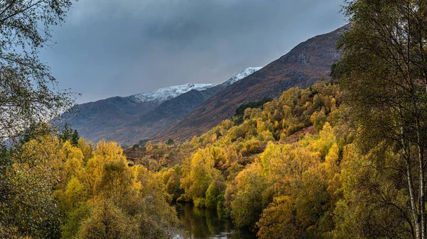 Осенние Цвета Glen Affric Шотландском Нагорье Первым Снегом Холмах — стоковое фото