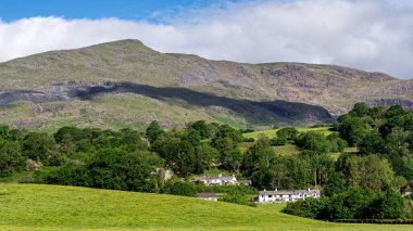 Coniston köyü ve Coniston 'un Yaşlı Adamı yaz başında Lake District' te birçok kayrak madeni ve yamaçlarında çalışmalarına sahip.